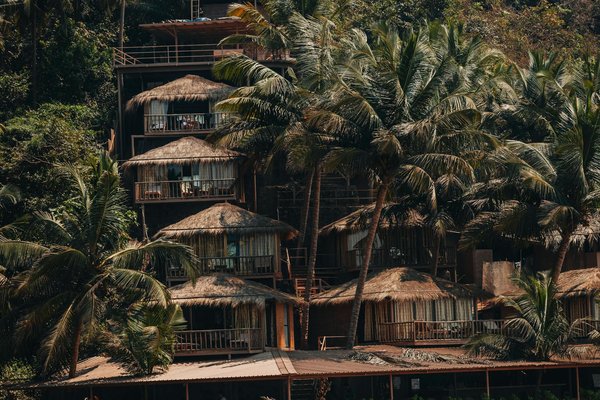 How can you engage in volunteer tourism while visiting the UK?