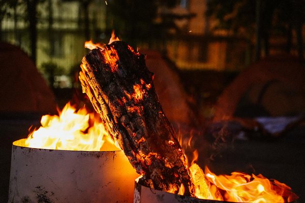 How can you enjoy a unique shopping experience through the UK's vintage and thrift markets?